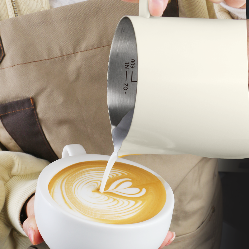 Latte Art mit dem Milchkännchen eingießen