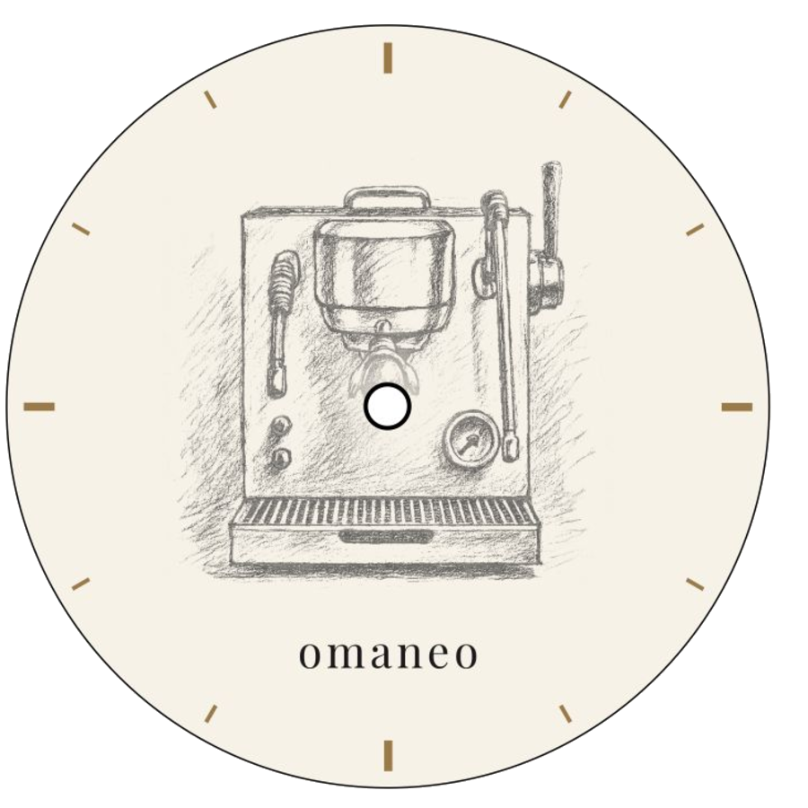 Cremefarbenes Zifferblatt mit gezeichneter Espressomaschine und omaneo-Schriftzug