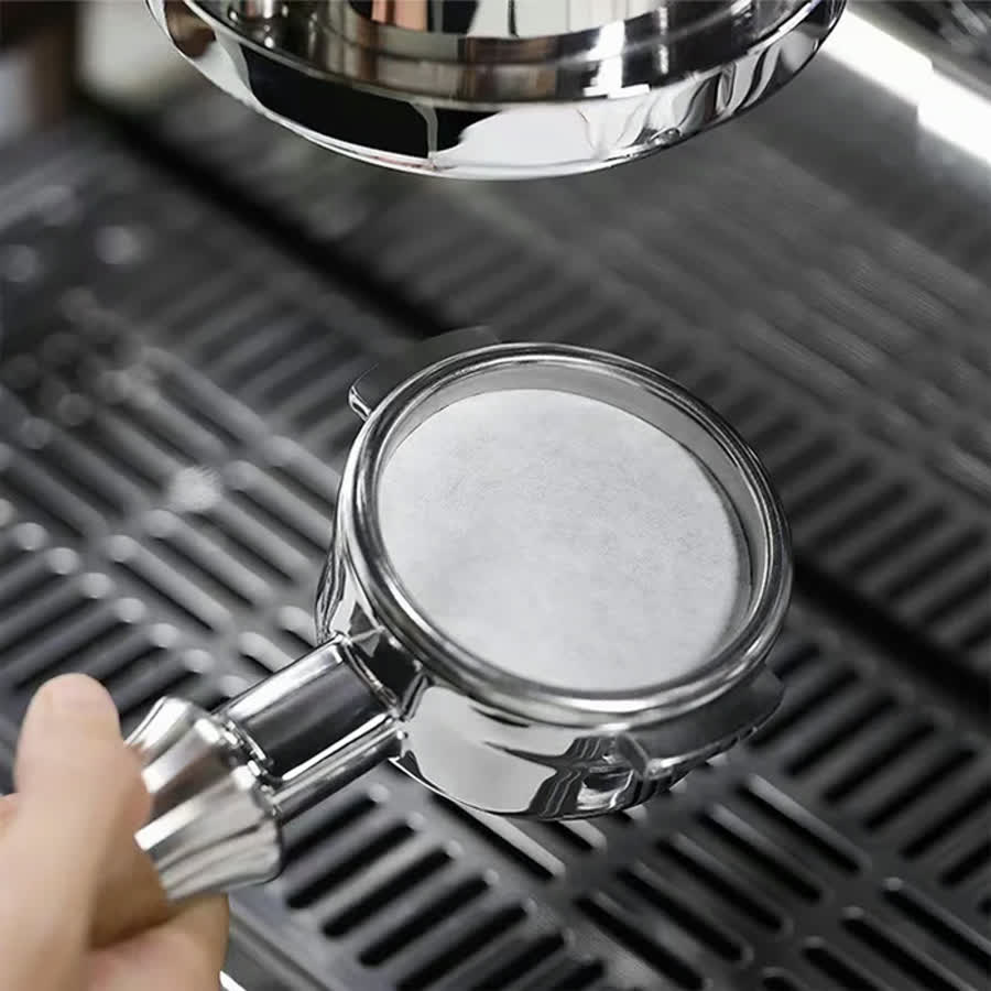 Filterpapier liegt auf dem Kaffeemehl im 58-mm-Sieb