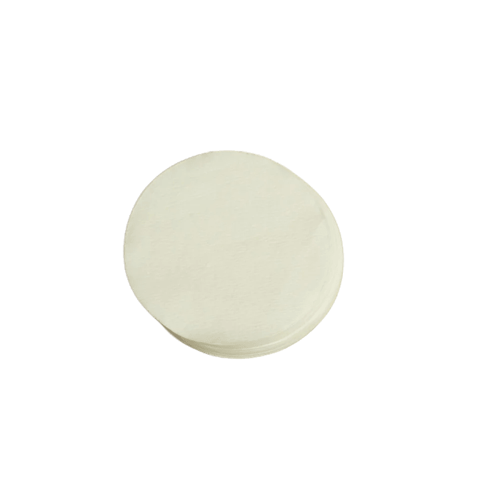 Stapel runder weißer Filterpapiere, 58 mm, freigestellt